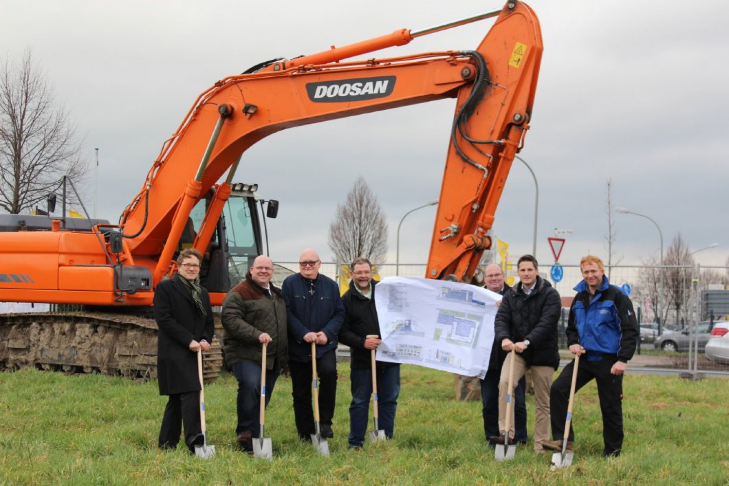 Erster Spatenstich: (v. l.) Architekt Igor Wispler, die Bauherren Dirk Winthuis, Christoph Kohlenberg und Michael Fechtler, Günther Hermes, Bauleiter Uwe Henneken und Bauunternehmer Jörg Schlune. | © nw