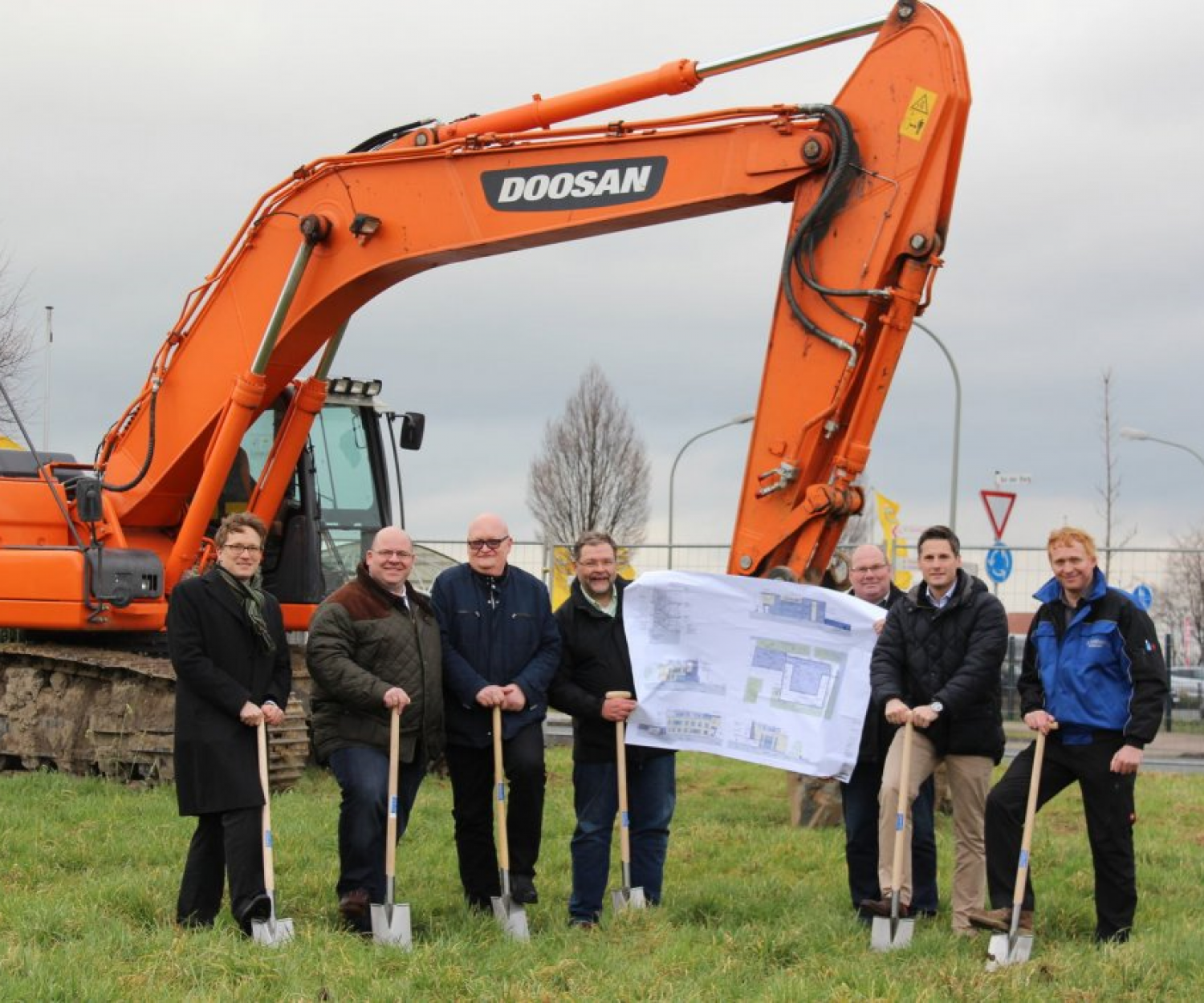 Erster Spatenstich: (v. l.) Architekt Igor Wispler, die Bauherren Dirk Winthuis, Christoph Kohlenberg und Michael Fechtler, Günther Hermes, Bauleiter Uwe Henneken und Bauunternehmer Jörg Schlune. | © nw